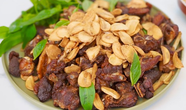 Thành phẩm món ngan cháy tỏi nóng hổi