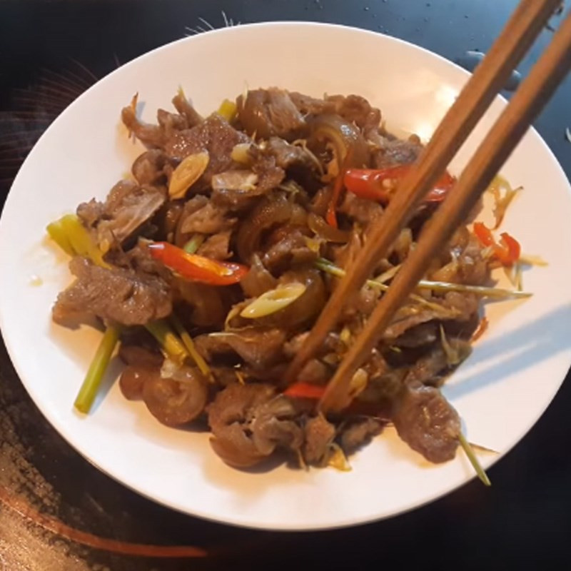 Thành phẩm món thịt dê xào sả ớt với màu sắc bắt mắt, thịt mềm thấm vị và hương thơm đặc trưng của sả ớt, sẵn sàng để thưởng thức.