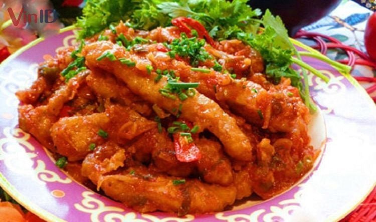 Thành phẩm món thịt sốt cà chua hoàn chỉnh với màu sắc hấp dẫn, rắc hành lá