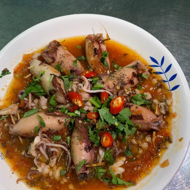 Thành phẩm mực nhồi thịt sốt cà chua đã cắt lát