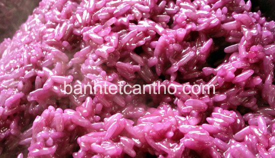 Thành phẩm nếp lá cẩm đã xào với nước cốt dừa, thơm lừng và hấp dẫn