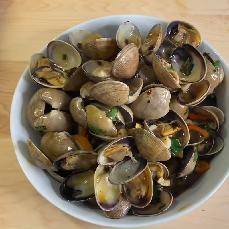 Thành phẩm ngao xào tương đen