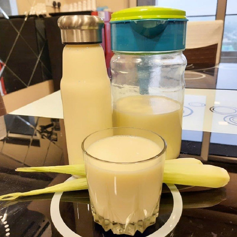 Thành phẩm sữa bắp lá dứa vàng óng, thơm mát sẵn sàng thưởng thức