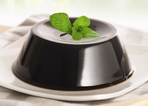 Thành phẩm sương sáo đen tự làm từ bột, cắt miếng vuông vức