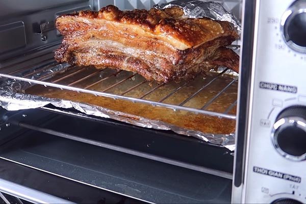 Thành phẩm thịt heo quay vàng giòn sau khi nướng lò