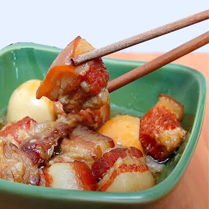 Thành phẩm thịt kho tàu trứng vàng óng, đậm đà