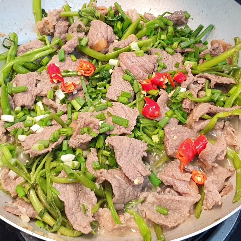 Thành phẩm thịt trâu xào rau muống hấp dẫn