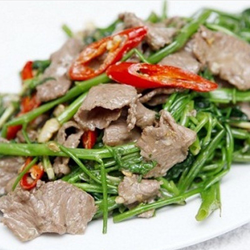 Thành phẩm thịt trâu xào tỏi thơm lừng, sẵn sàng thưởng thức