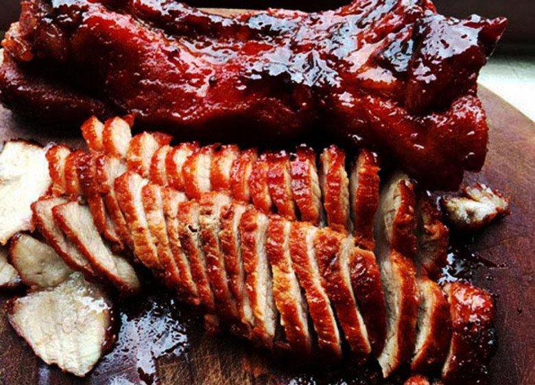 Thành phẩm thịt xá xíu ngon mềm, gia vị thấm đẫm sau khi nấu bằng chảo hoặc nồi cơm điện.