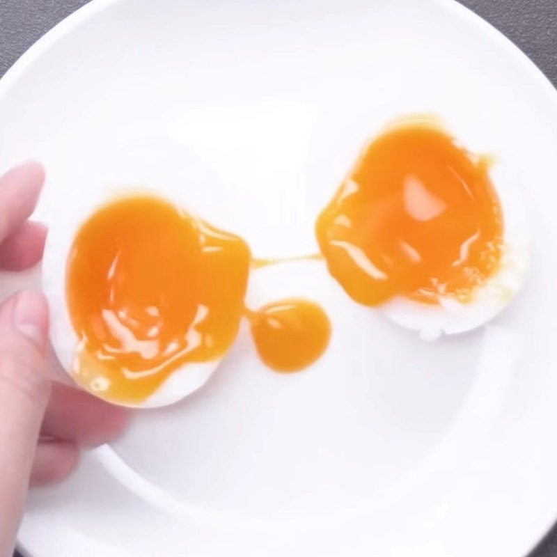 Thành phẩm trứng lòng đào được luộc với giấm, lòng đỏ sánh mịn