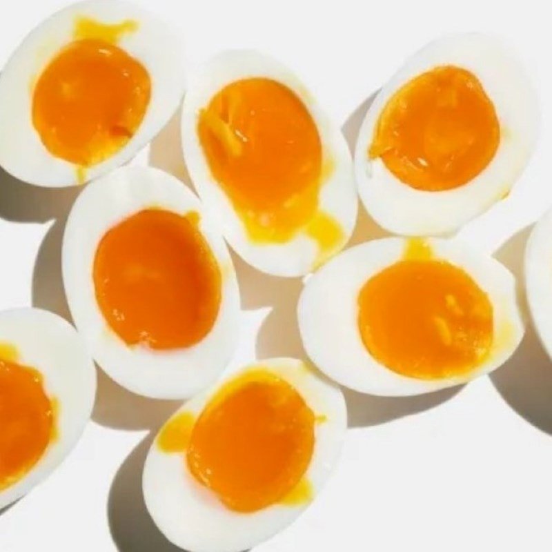 Thành phẩm trứng lòng đào ủ nóng, lòng đỏ vàng ươm và dẻo bùi