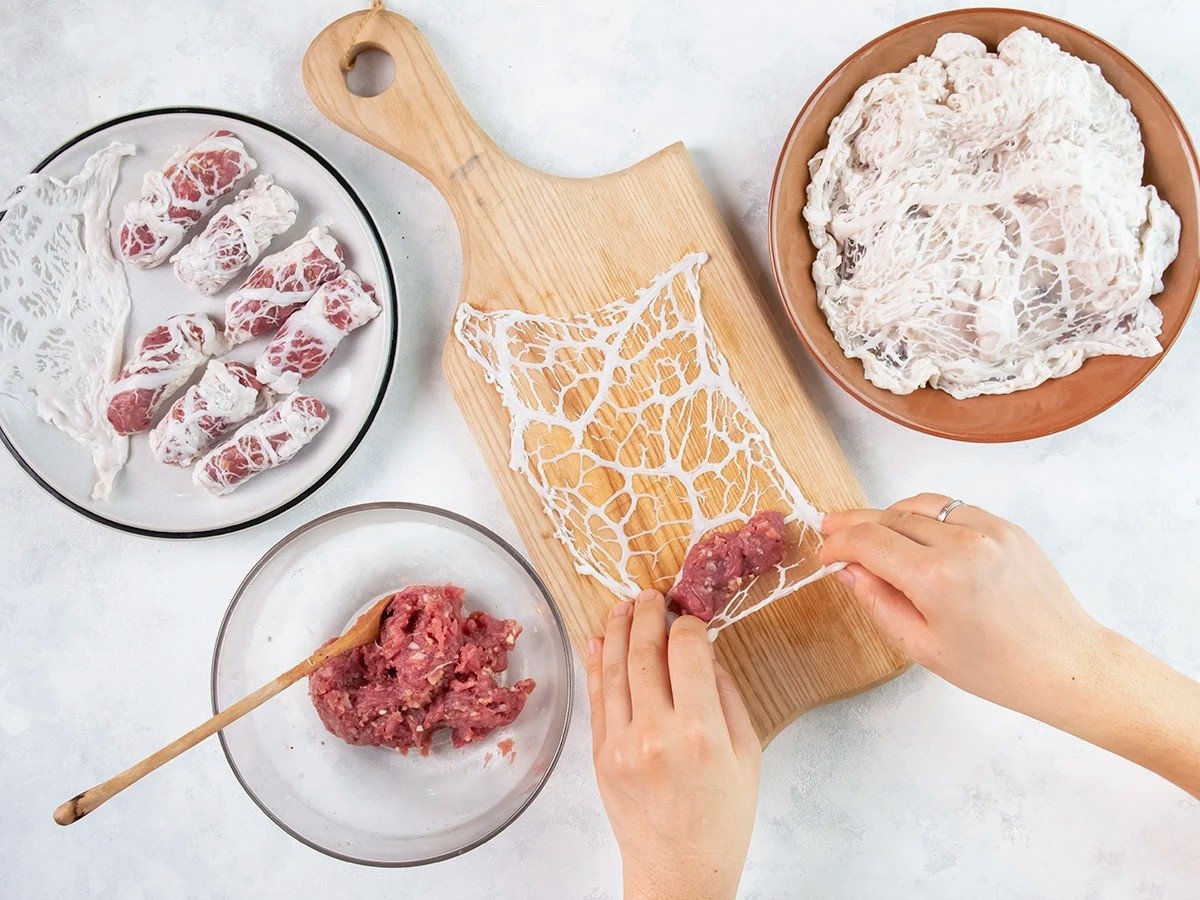 Thao tác cuốn thịt bò với mỡ chài