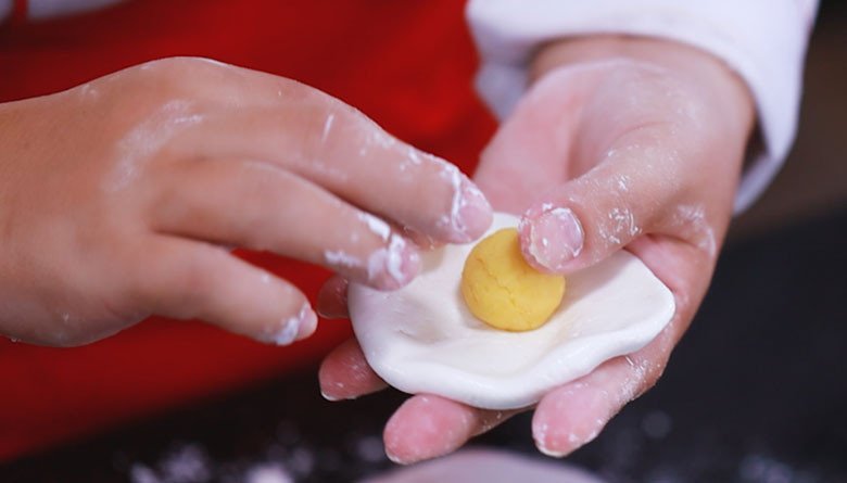 Thao tác nặn bánh chè trôi nước truyền thống