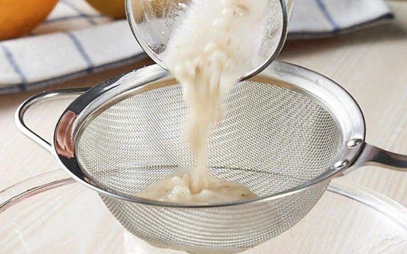 Thao tác rây cháo để có độ mịn lý tưởng cho bé 6 tháng