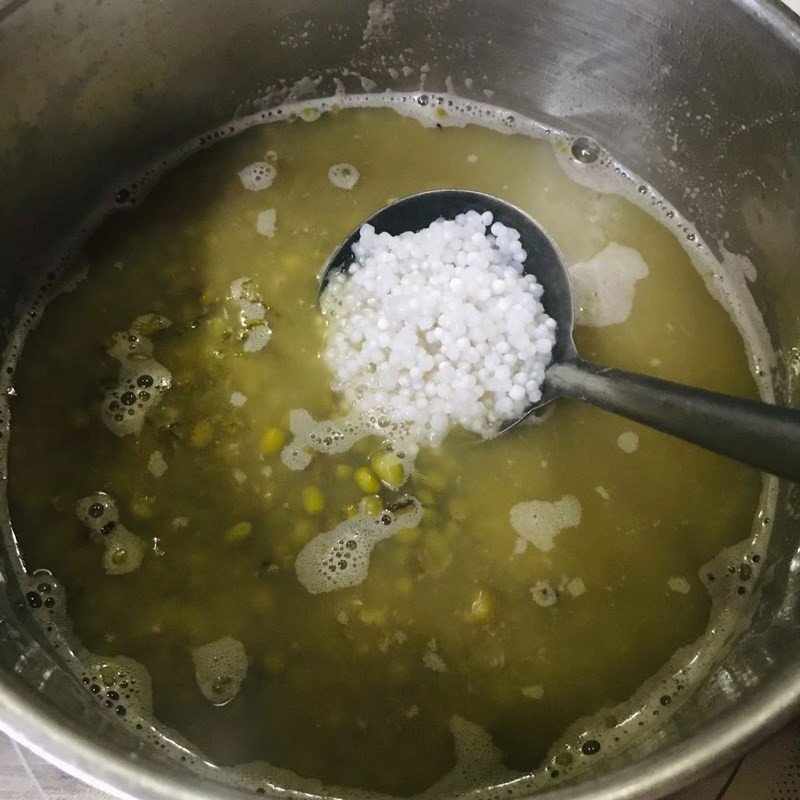 Thêm bột khoai và bột báng vào chè