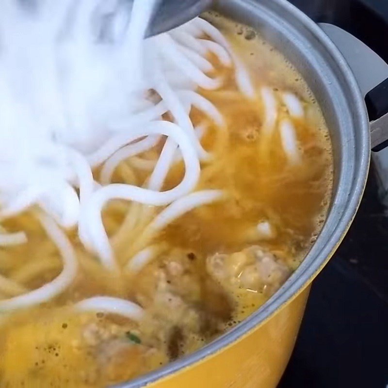 Thêm bột năng và viên thịt băm vào nồi nước dùng