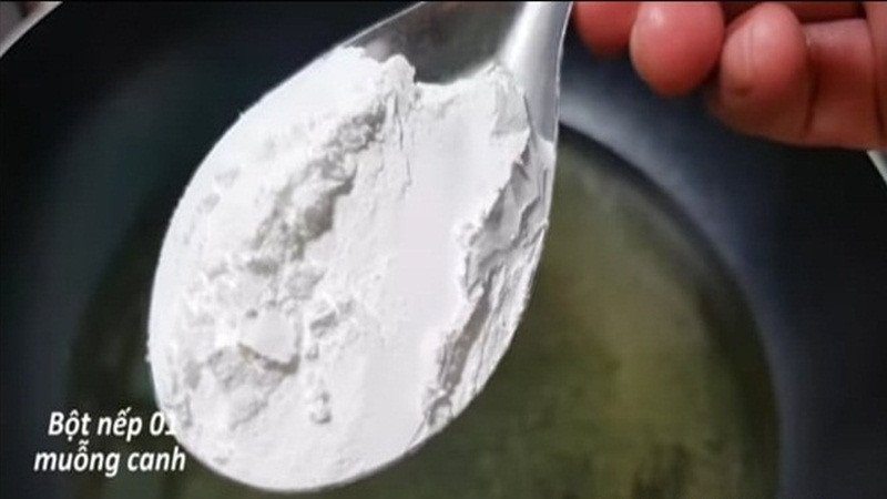 Thêm bột nếp hoặc bột năng vào chảo dầu để chiên thịt heo không bị bắn