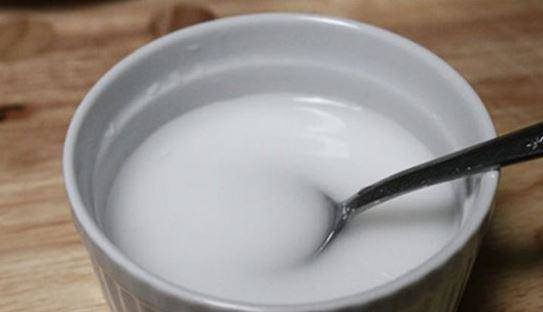 Thêm bột sắn dây và nước cốt dừa vào chè