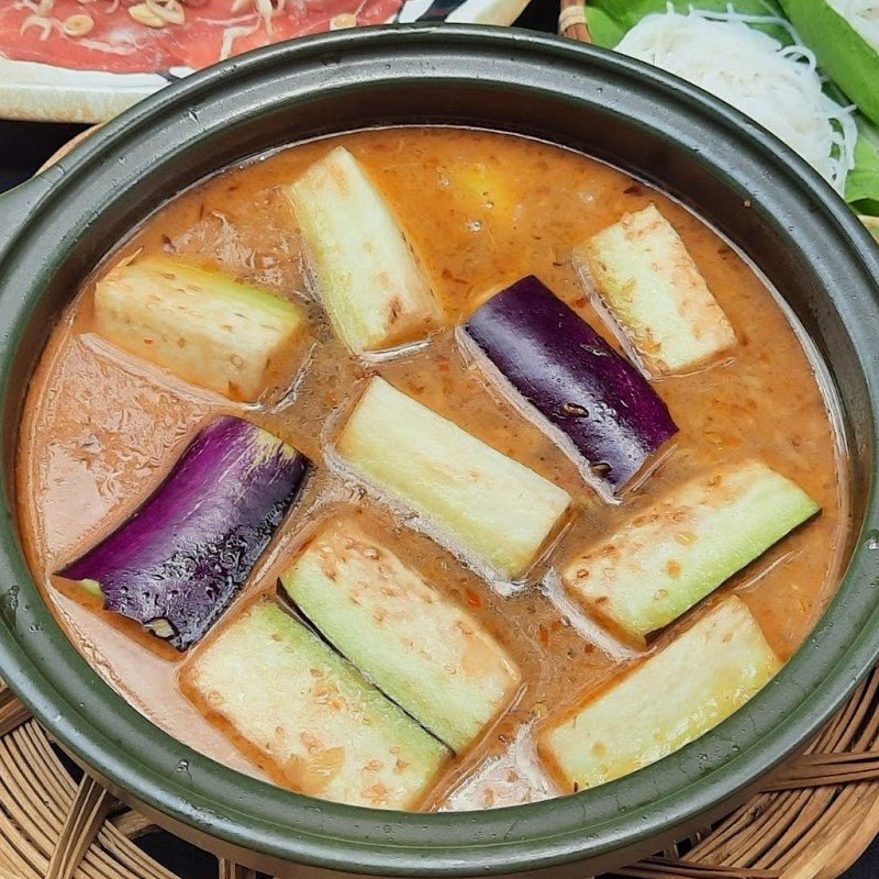 Thêm cà tím vào nồi lẩu bò mắm ruốc để tăng thêm hương vị