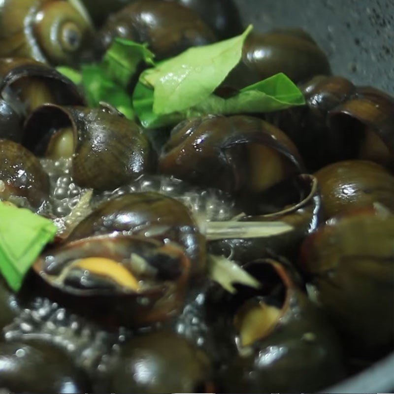 Thêm coca vào chảo ốc xào sả ớt kiểu Thái để tăng hương vị