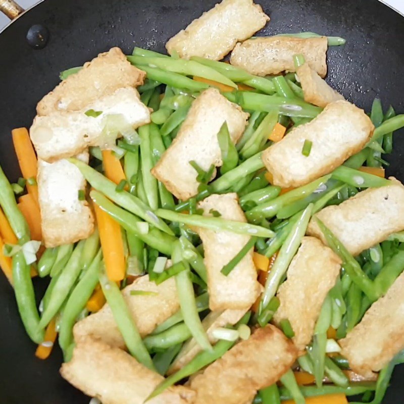 Thêm đậu hũ chiên vào món xào đậu que cà rốt