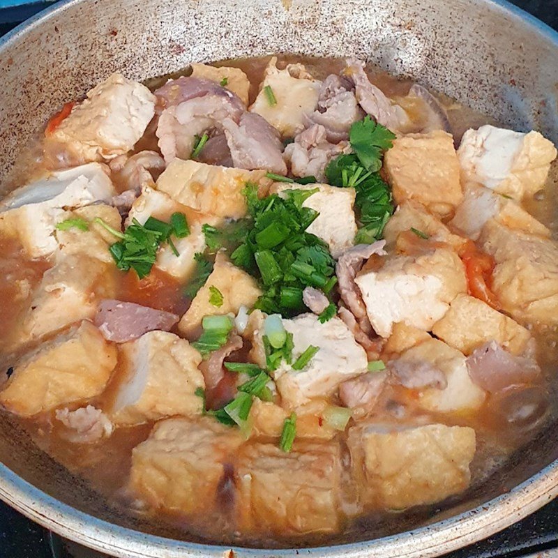 thêm đậu phụ vào chảo sốt cà chua thịt