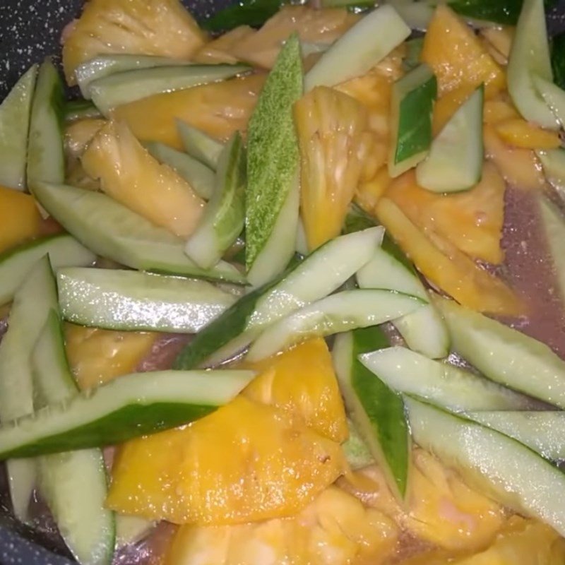 Thêm dưa leo vào xào cùng dứa để món ăn thêm màu sắc