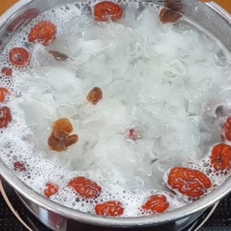 Thêm đường phèn và các nguyên liệu cuối vào nồi chè nấm tuyết