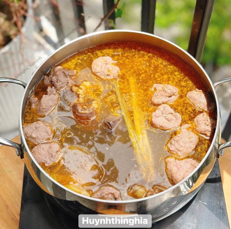 Thêm giò sống và huyết vào nồi bún sườn bò