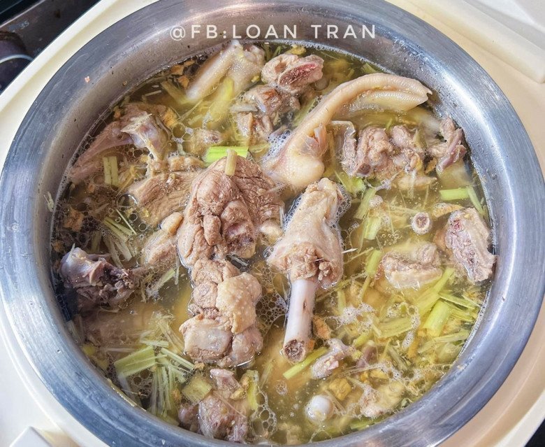 Thêm khoai môn và sấu vào nồi vịt om sấu