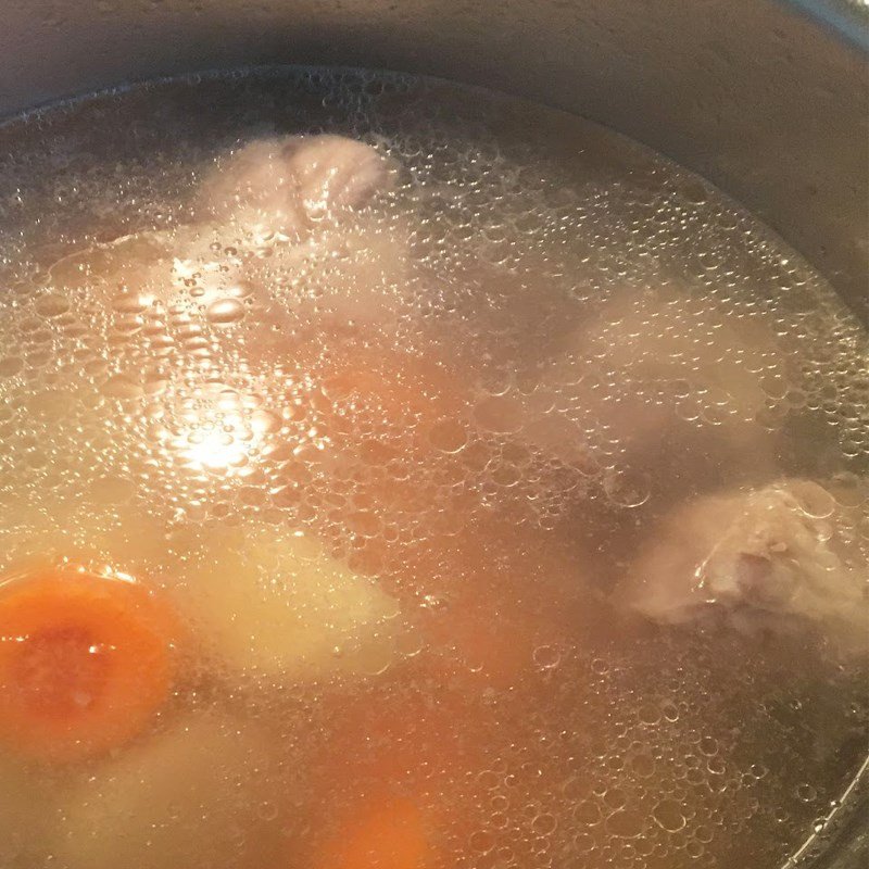 Thêm khoai tây và cà rốt vào nồi canh xương