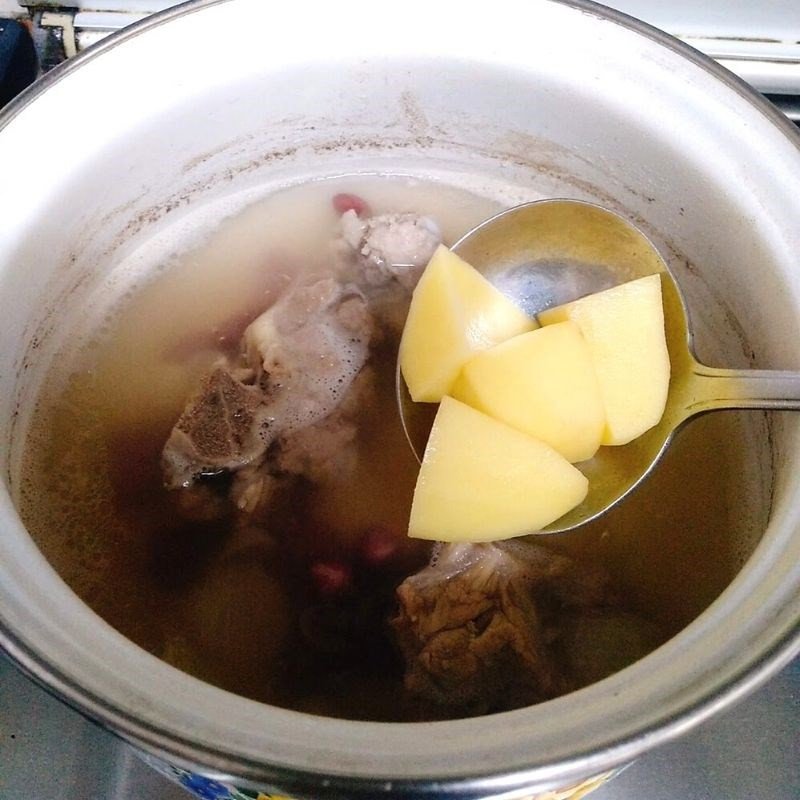 Thêm khoai tây vào nồi canh xương đậu đỏ
