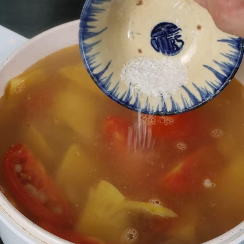 Thêm lượng nước vừa đủ để nấu canh chua thịt thanh mát, ngọt nước.