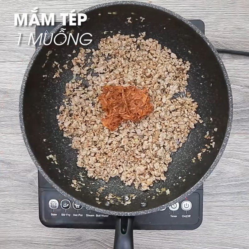 Thêm mắm tép và gia vị vào thịt, đảo đều cho hương vị quyện lẫn.