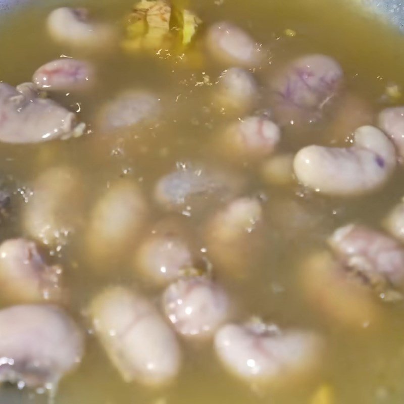 Thêm nấm bào ngư vào nồi canh kê gà