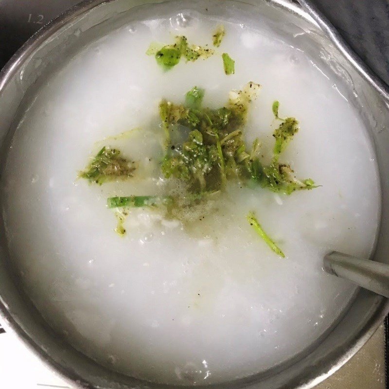 Thêm nấm rơm và gia vị vào nồi cháo