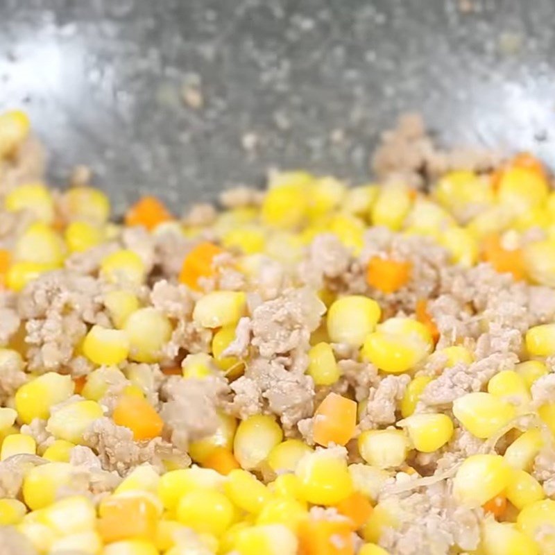 Thêm ngô ngọt và cà rốt vào xào cùng thịt băm