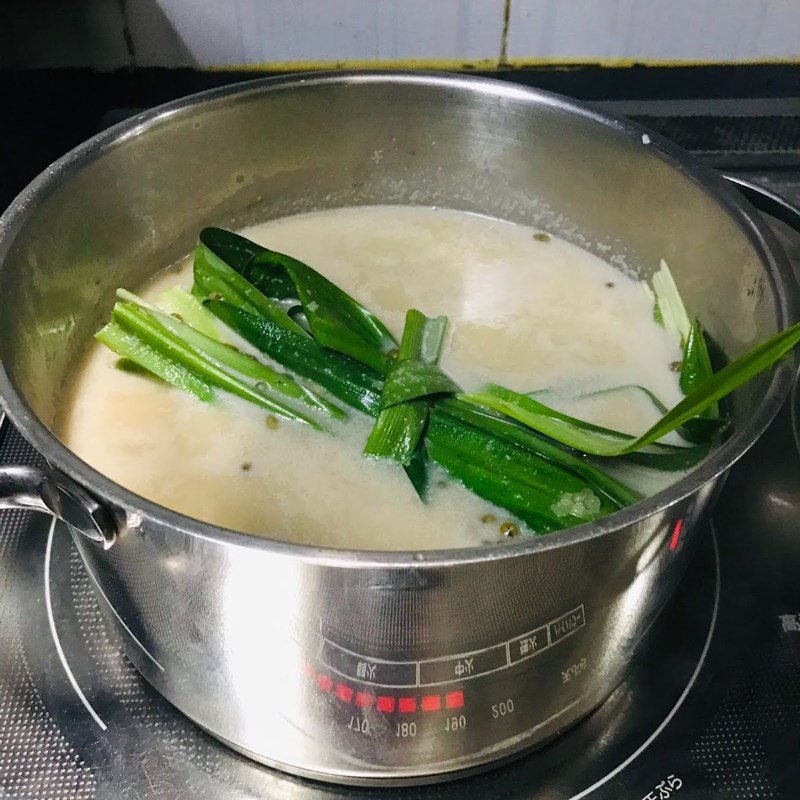 Thêm nước cốt dừa và lá dứa để hoàn thiện chè đậu xanh bột báng