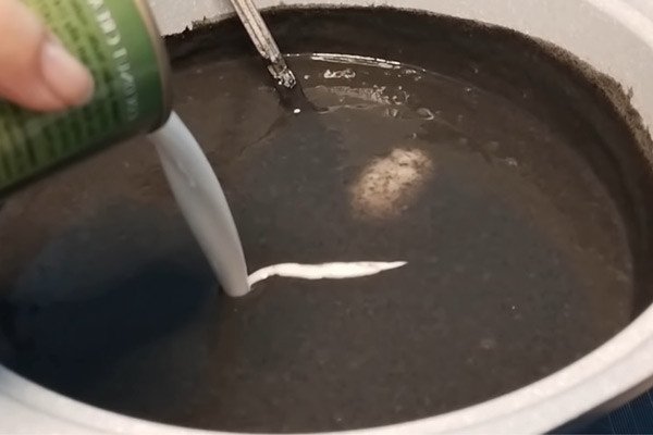 Thêm nước cốt dừa vào chè mè đen sánh mịn