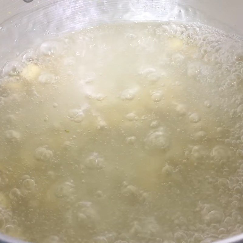 Thêm nước cốt lá dứa vào nồi chè cốm hạt sen, tạo màu sắc và hương thơm đặc trưng