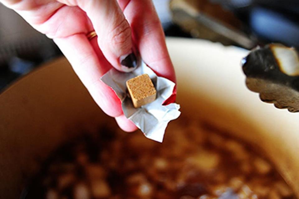 Thêm nước dùng bò và gia vị vào nồi hầm thịt bò