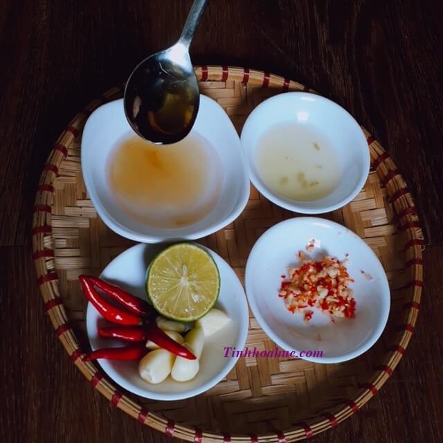 Thêm nước mắm ngon vào hỗn hợp đường nước chanh