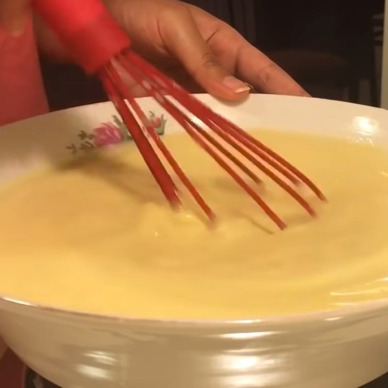 Thêm nước và tinh chất vani vào hỗn hợp trứng sữa để làm bánh flan 5 quả trứng