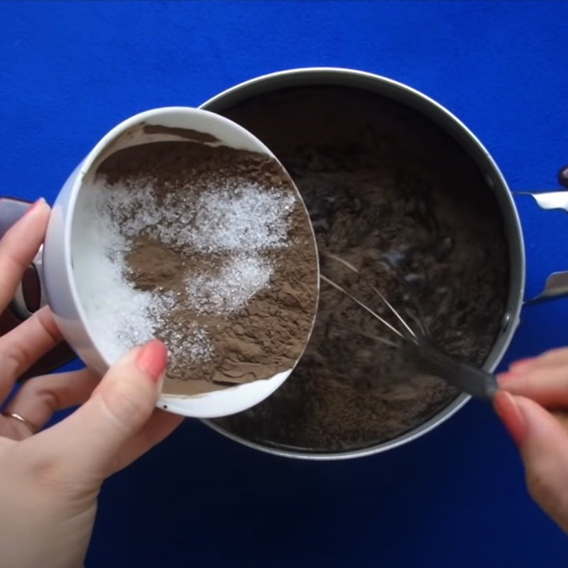 Thêm nước vào hỗn hợp bột thạch đen, đảm bảo tỷ lệ chuẩn để thạch dẻo