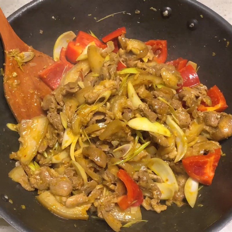 Thêm ớt chuông và hành tây vào xào cùng thịt lợn rừng