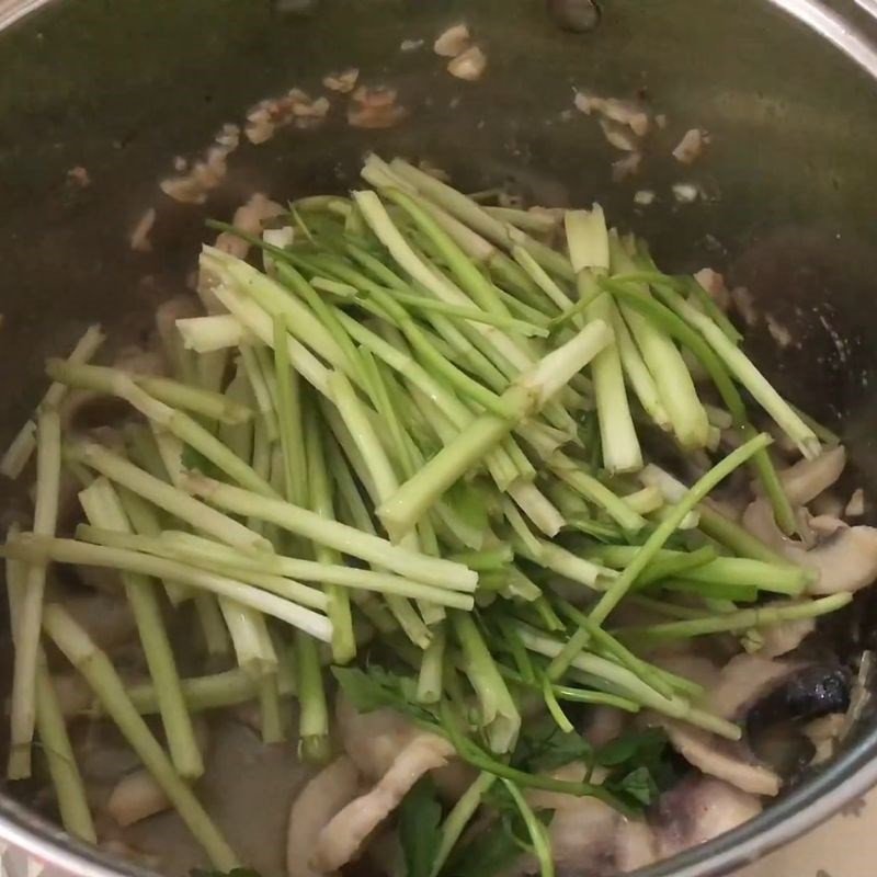 Thêm rau cần vào cá chép giòn khi xào