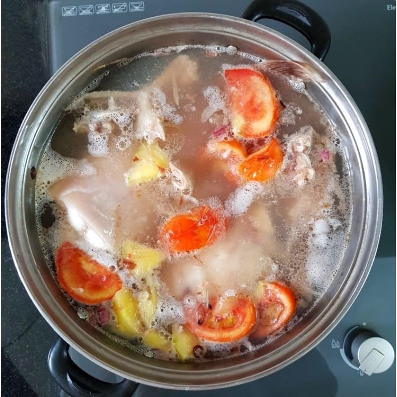 Thêm rau củ vào nồi canh chua cá lăng