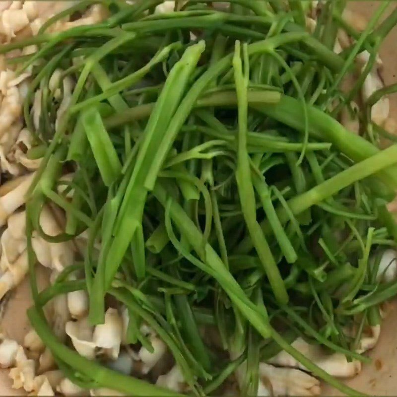 Thêm rau muống vào xào cùng ốc