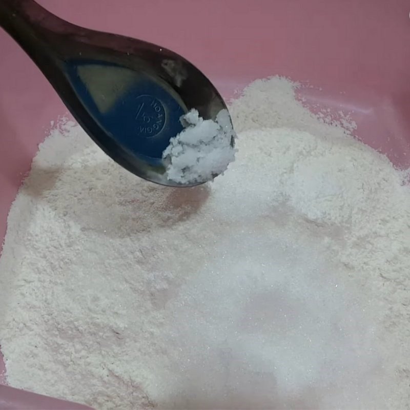 Thêm sữa tươi và nước cốt dừa vào hỗn hợp bột làm bánh khoai lang