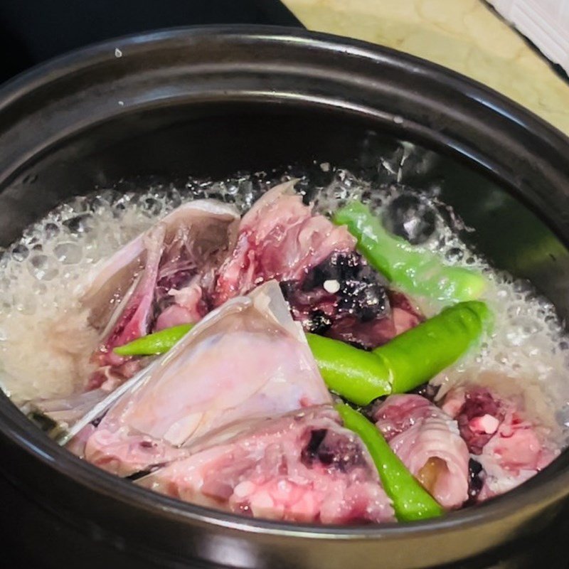 thêm thơm vào nồi cá ngừ kho